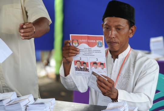 Suasana penghitungan suara di TPS Markas FPI, Anies-Sandi menang