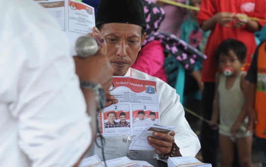 Suasana penghitungan suara di TPS Markas FPI, Anies-Sandi menang