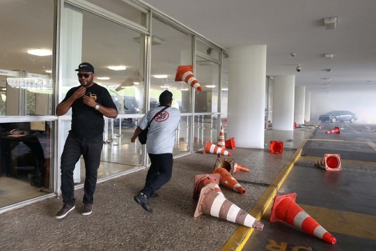 Aksi brutal ratusan polisi Brasil ubrak-abrik gedung kongres