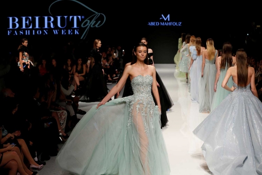 Aksi model cantik Lebanon bergaun transparan di Beirut Fashion Week