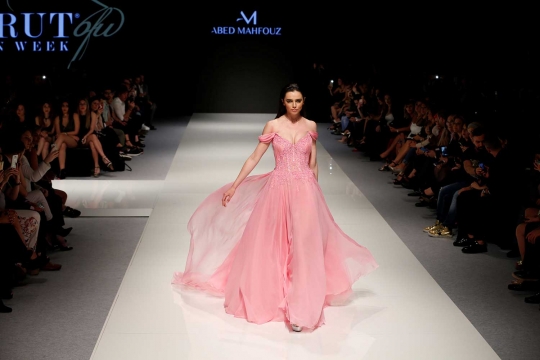 Aksi model cantik Lebanon bergaun transparan di Beirut Fashion Week