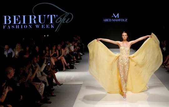 Aksi model cantik Lebanon bergaun transparan di Beirut Fashion Week