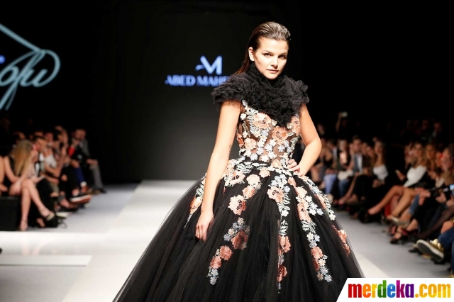 Foto : Aksi model cantik Lebanon bergaun transparan di 