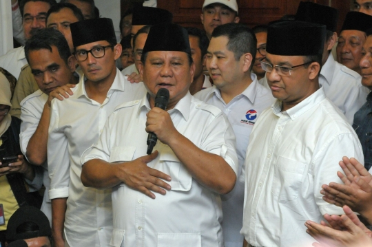 Kesemringahan Prabowo merayakan kemenangan Anies-Sandi