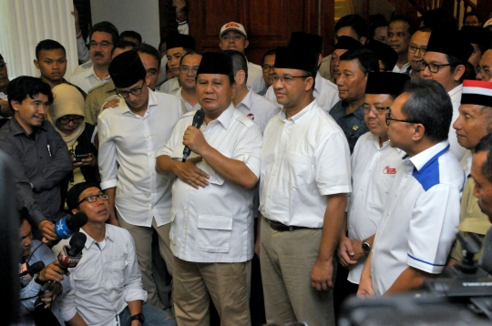 Kesemringahan Prabowo merayakan kemenangan Anies-Sandi