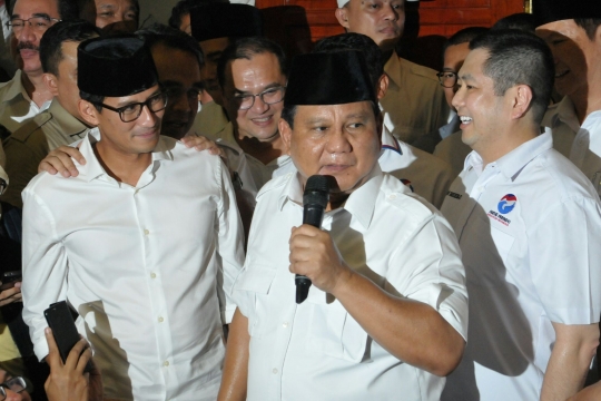 Kesemringahan Prabowo merayakan kemenangan Anies-Sandi