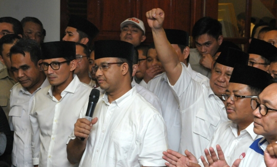 Kesemringahan Prabowo merayakan kemenangan Anies-Sandi