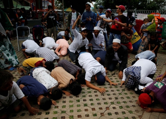 Sujud syukur warga Petamburan rayakan kemenangan Anies-Sandi