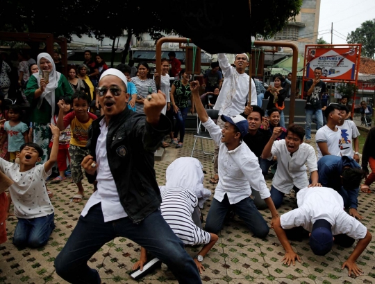 Sujud syukur warga Petamburan rayakan kemenangan Anies-Sandi