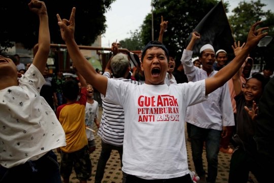 Sujud syukur warga Petamburan rayakan kemenangan Anies-Sandi