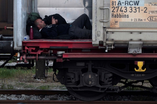 Kesengsaraan imigran bertahan hidup di gerbong kereta terbengkalai