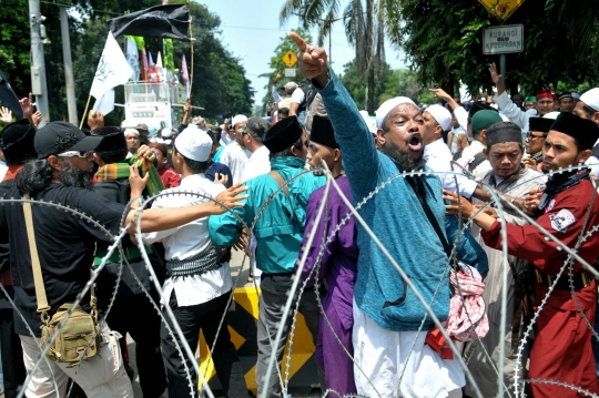 Massa geram Ahok dituntut 1 tahun penjara