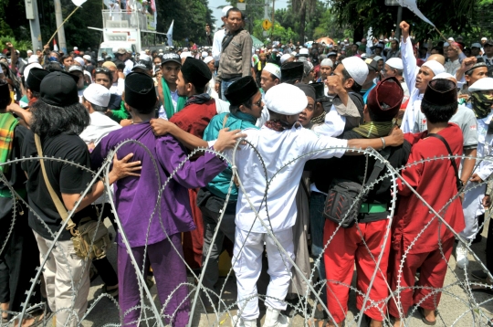 Massa geram Ahok dituntut 1 tahun penjara