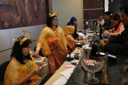 Peringati Hari Kartini, karyawan cantik BRI kenakan kebaya