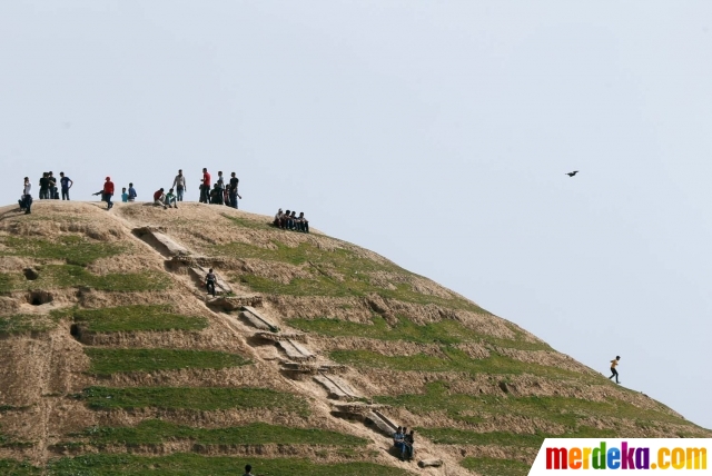 Foto : Liburan sederhana di kota konflik merdeka.com