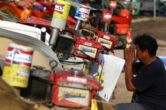 Serunya kompetisi 'drag race' traktor sawah di Thailand