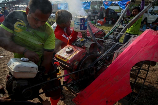Serunya kompetisi 'drag race' traktor sawah di Thailand