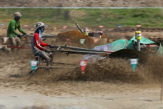 Serunya kompetisi 'drag race' traktor sawah di Thailand