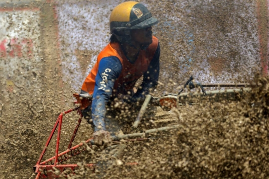 Serunya kompetisi 'drag race' traktor sawah di Thailand