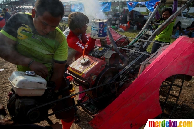 Foto : Serunya kompetisi 'drag race' traktor sawah di 