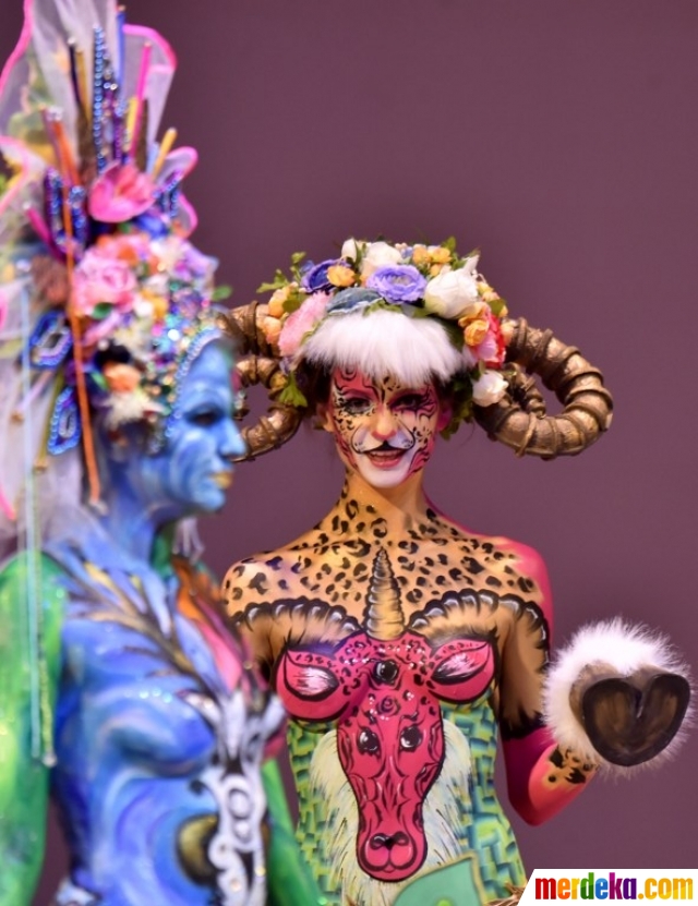 Foto : Aksi model body painting di kompetisi fashion 