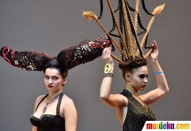 Foto : Aksi model body painting di kompetisi fashion 