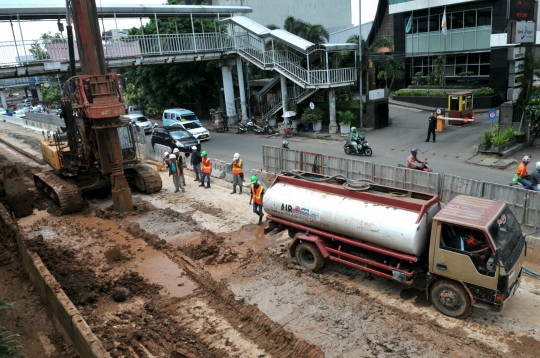 Memantau proyek underpass di persimpangan Matraman