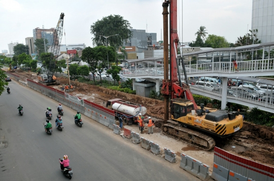 Memantau proyek underpass di persimpangan Matraman