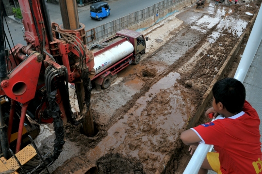 Memantau proyek underpass di persimpangan Matraman