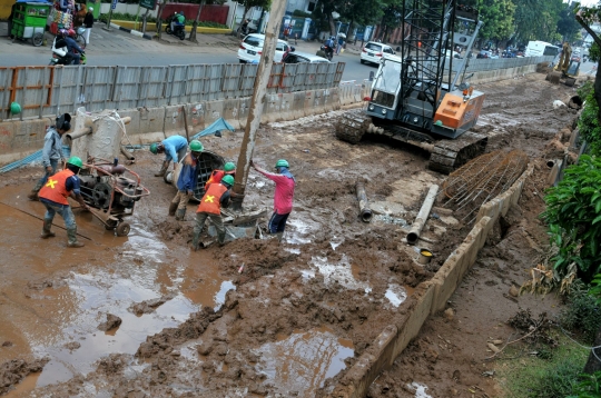 Memantau proyek underpass di persimpangan Matraman