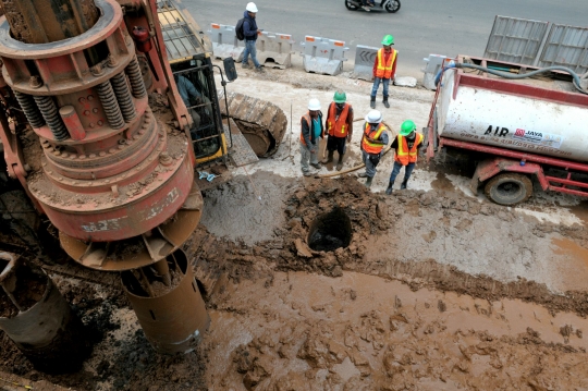 Memantau proyek underpass di persimpangan Matraman