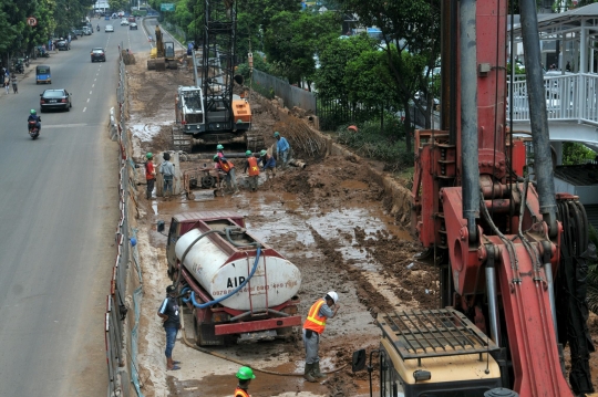 Memantau proyek underpass di persimpangan Matraman