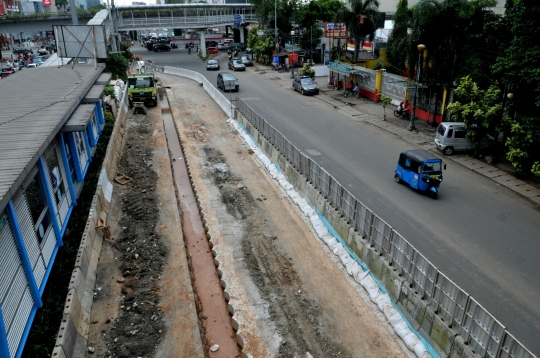 Memantau proyek underpass di persimpangan Matraman