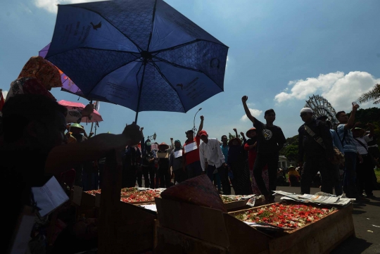 Aksi kubur diri petani Karawang di depan Istana Merdeka