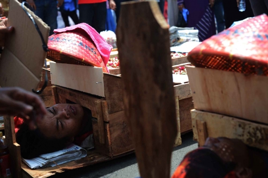 Aksi kubur diri petani Karawang di depan Istana Merdeka