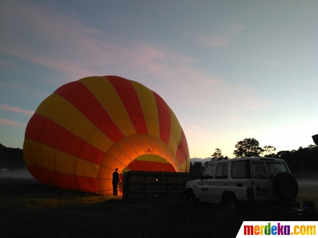 Foto : Melihat indahnya matahari terbit dari balon udara ...