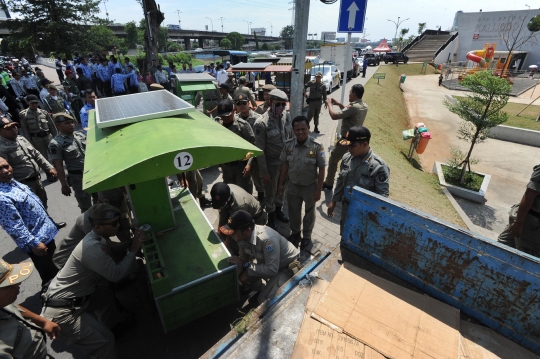 Aksi Satpol PP razia gerobak PKL di RPTRA Kalijodo