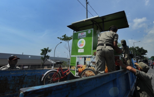 Aksi Satpol PP razia gerobak PKL di RPTRA Kalijodo