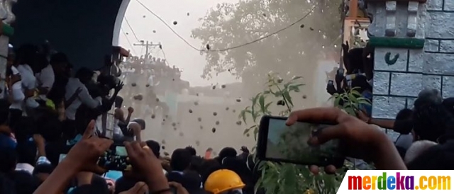 Foto : Mengintip serunya pesta perang kotoran sapi di 