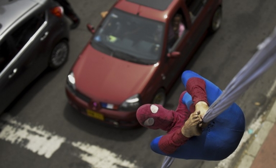 Ketika Spiderman mencari nafkah di jalanan Bogota