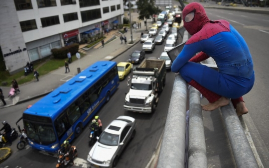 Ketika Spiderman mencari nafkah di jalanan Bogota