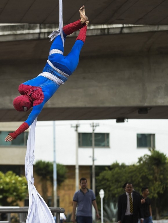 Ketika Spiderman mencari nafkah di jalanan Bogota
