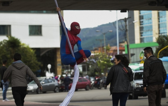 Ketika Spiderman mencari nafkah di jalanan Bogota
