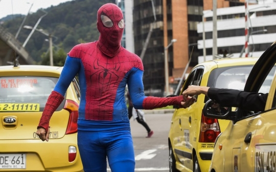 Ketika Spiderman mencari nafkah di jalanan Bogota