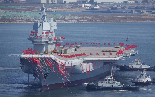 China luncurkan kapal induk buatan dalam negeri pertama