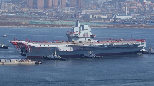 China luncurkan kapal induk buatan dalam negeri pertama