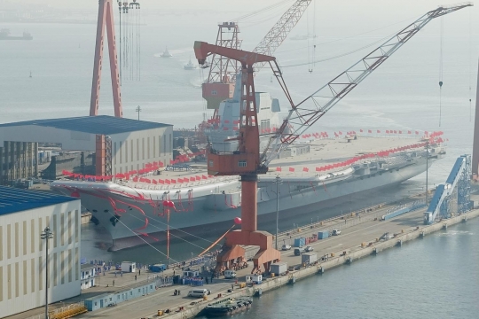 China luncurkan kapal induk buatan dalam negeri pertama