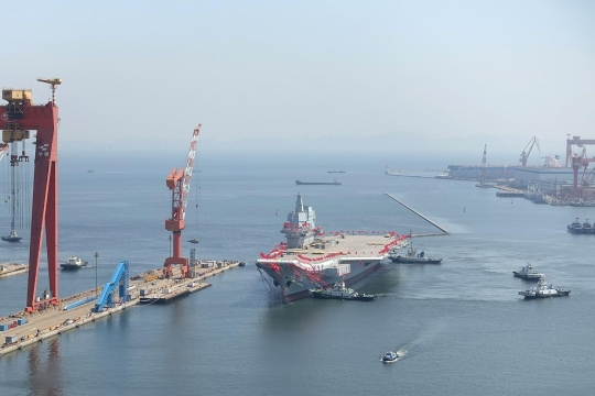 China luncurkan kapal induk buatan dalam negeri pertama