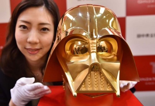 Mewahnya topeng emas Darth Vader yang dijual Rp 19 miliar