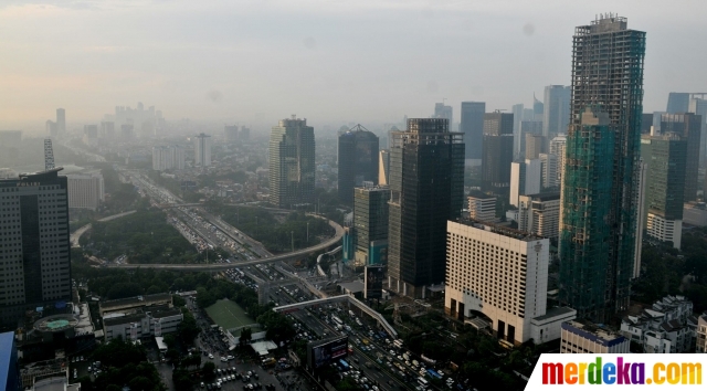 Penampakan jalan simpang susun Semanggi yang sepenuhnya telah tersambung di Jakarta, Rabu (26/4). Dinas Bina Marga DKI Jakarta menyebutkan, sebanyak 295 segmental box girder (SBG) di dua ramp simpang susun Semanggi rampung dipasang. 
